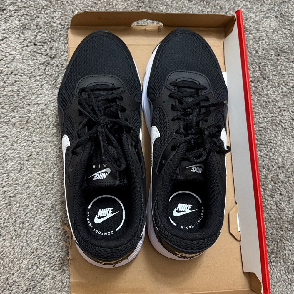Nike Air Black and White Athletic Shoes - Picture 2 of 4